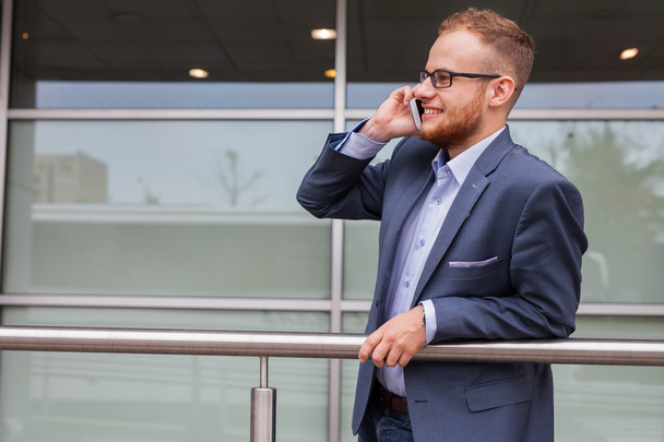 Businessman talking by phone - Fotografie, Obrázek