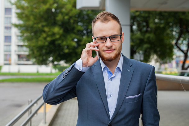 Businessman talking by phone - Fotografie, Obrázek