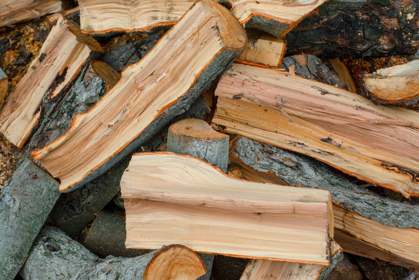 Dřevo na podpal je na sobě nahodile naskládáno. Dřevěná textura. Hromada dřevěných klád připravených na zimu. Odvětví těžby. - Fotografie, Obrázek