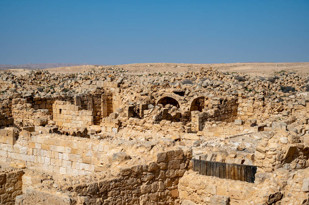 Näkymä raunioituneisiin rakennuksiin muinaisessa Nabataean kaupungissa Avdatissa, nyt kansallispuistossa, Negevin autiomaassa, Etelä-Israelissa - Valokuva, kuva
