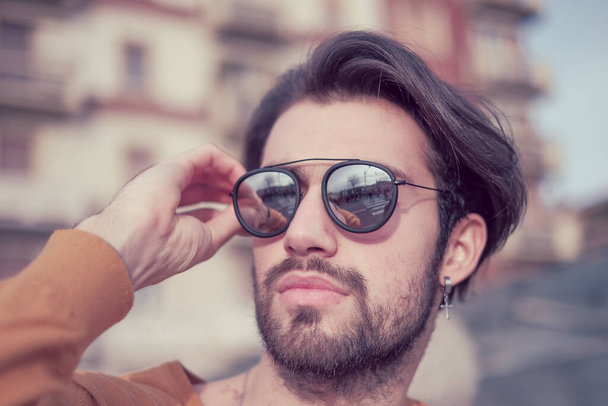 mooie Italiaanse donkerharige man met gespiegelde zonnebril. Hoge kwaliteit foto - Foto, afbeelding