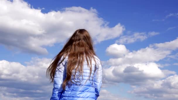criança feliz com cabelos longos na jaqueta de outono desfrutar do sol no fundo do céu, inspiração - Filmagem, Vídeo