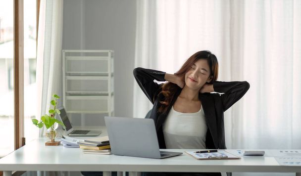 Asiatische Frau genießen und glücklich der Entspannung im Büro. Händchen halten hinter dem Konzept der Zukunft des Erfolgs - Foto, Bild