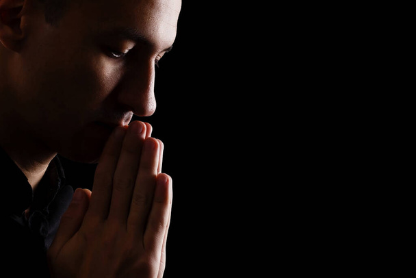 молитва на темном фоне - Фото, изображение