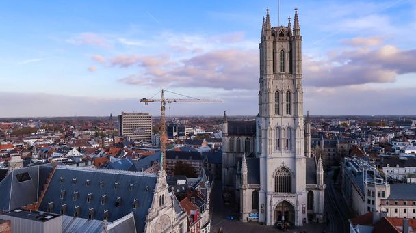 Gent, Belgie, 8. listopadu 2021 - Katedrála sv. Bavora při západu slunce - Fotografie, Obrázek
