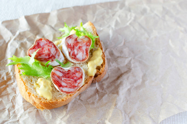 Kalıplı ince sosisli Katalan sandviçi. Yatay oryantasyon. Boşluğu kopyala. - Fotoğraf, Görsel