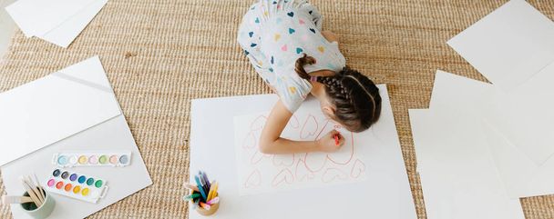 Child drawing a lot of hearts - Фото, изображение