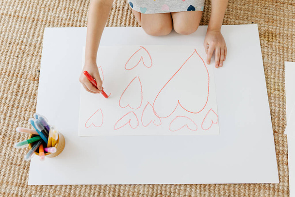 Child drawing a lot of hearts - Foto, Imagem