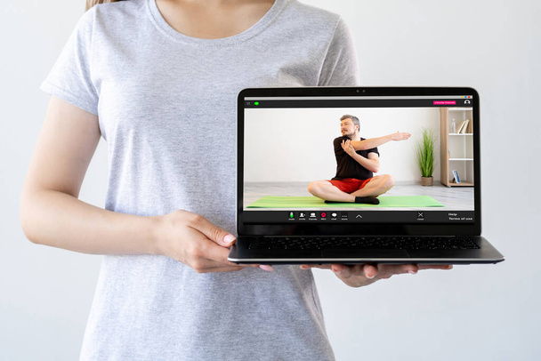 yoga video tutorial online training laptop man - Foto, imagen