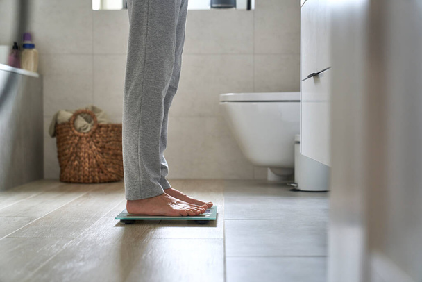 Gambe di donna irriconoscibile in piedi sulla scala del bagno - Foto, immagini