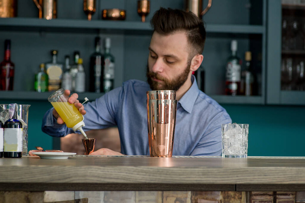 bartender prepares a great cocktail - Photo, image