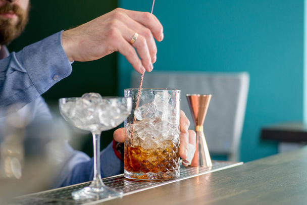 bartender prepares a great cocktail - Fotoğraf, Görsel