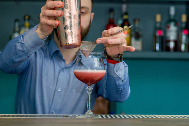 bartender prepares a great cocktail - Fotografie, Obrázek