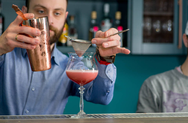 bartender prepares a great cocktail - Фото, зображення
