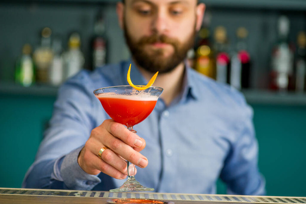 бармен готовит отличный коктейль - Фото, изображение