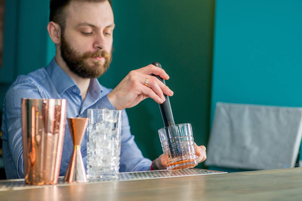 bartender prepares a great cocktail - Foto, Imagem