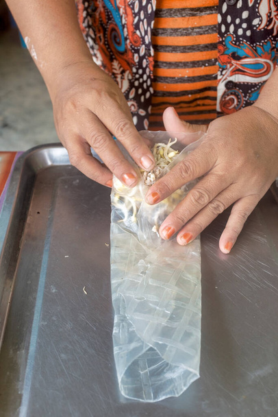 Παραγωγή μη τηγανισμένου καμποτζιανού ελατηρίου με ριζόχαρτο - Φωτογραφία, εικόνα