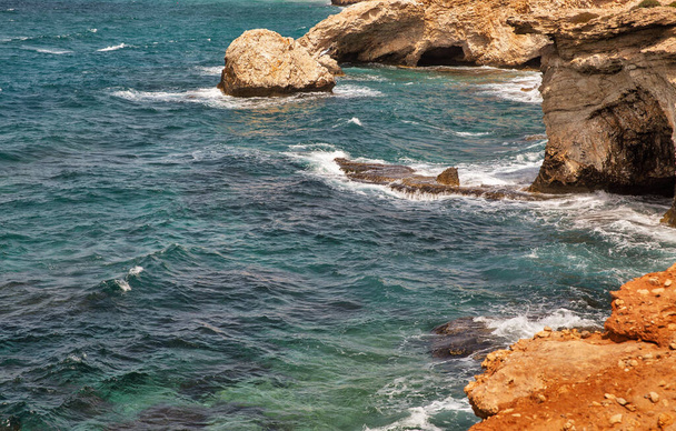 Ayia Napa yaz tatili kayalık kıyı şeridi manzaralı ünlü mağaralar, Kıbrıs. - Fotoğraf, Görsel