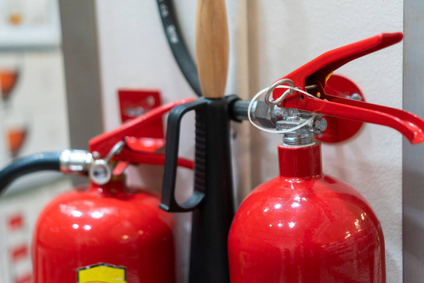 Close-up van een rode brandblusser. Brandveiligheid - Foto, afbeelding