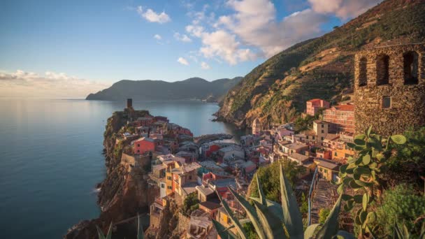 Vernazza, La Spezia, Liguria, Ιταλία στην περιοχή Cinque Terre το σούρουπο. - Πλάνα, βίντεο