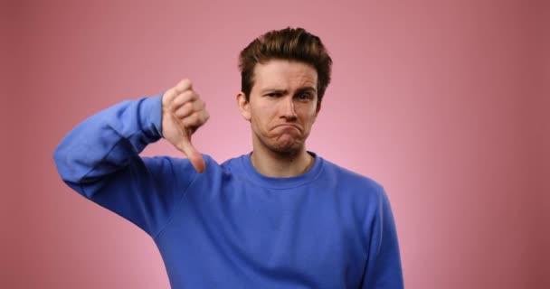 Ongelukkig man geeft duimen naar beneden gebaar - Video