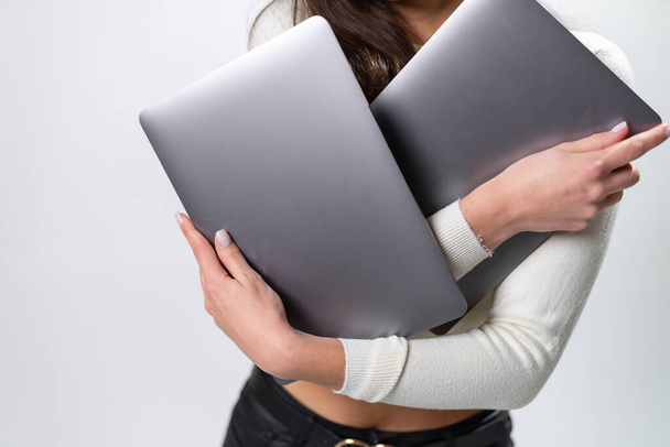 Современный компьютер с приличной дамой. Серый ноутбук держит в руках женщину. - Фото, изображение