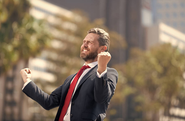 щасливий чоловік бізнесмен в костюмі і червоній краватці святкування успіху бізнесу висловити щастя, успіх
 - Фото, зображення