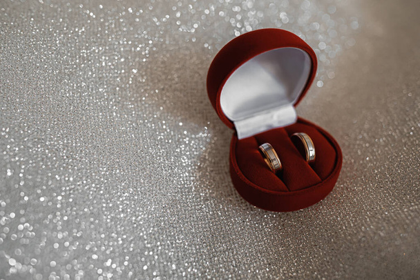Kırmızı kadife bir kutuda altın alyanslar. Düğün detayları - Fotoğraf, Görsel