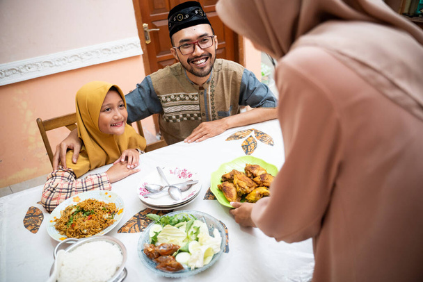asian muslim eating iftar at their house - Foto, Bild