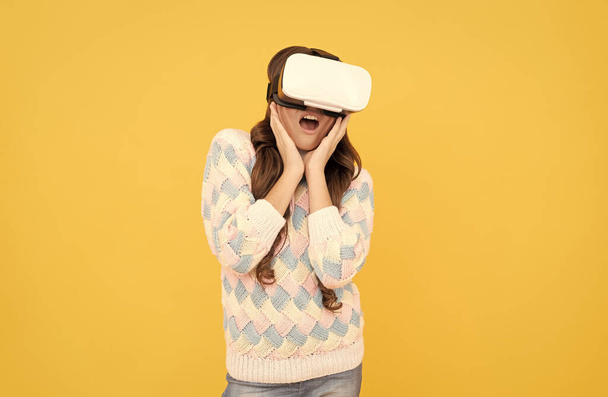 muchacha adolescente sorprendida usar gafas vr utilizando la tecnología futura para la educación en la realidad virtual, hmd - Foto, imagen