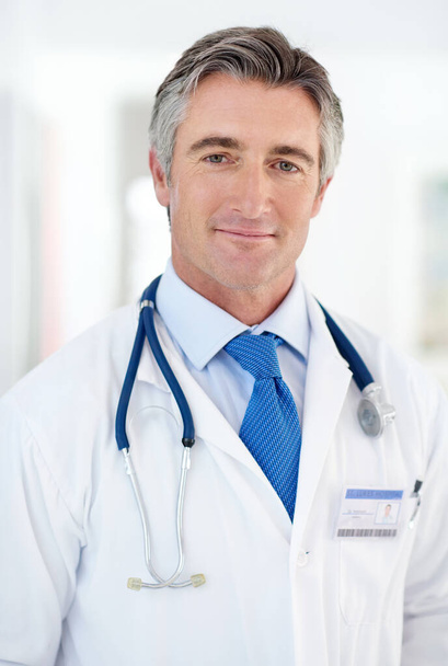 Hij is de perfecte medische professional. Portret van een arts in een kantoor. - Foto, afbeelding