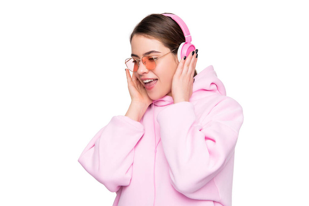 幸せな若い女性がオンラインでヘッドフォンでオーディオコースを聞いて学ぶ、オンライン教育 - 写真・画像