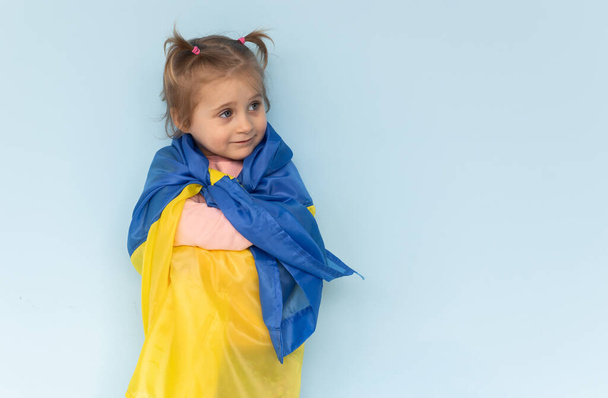 ウクライナの国旗を持つ少女 - 写真・画像