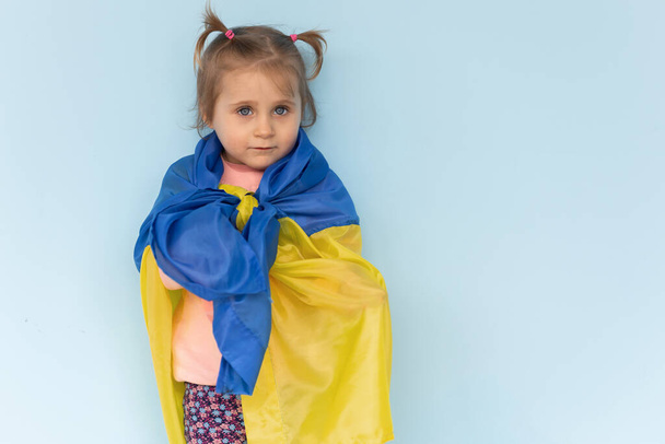 mała dziewczynka z flagą Ukrainy - Zdjęcie, obraz