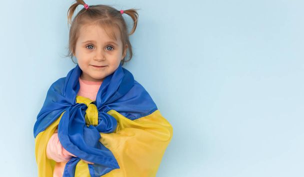 ウクライナの国旗を持つ少女 - 写真・画像