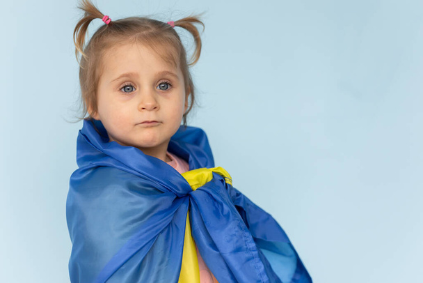 mała dziewczynka z flagą Ukrainy - Zdjęcie, obraz
