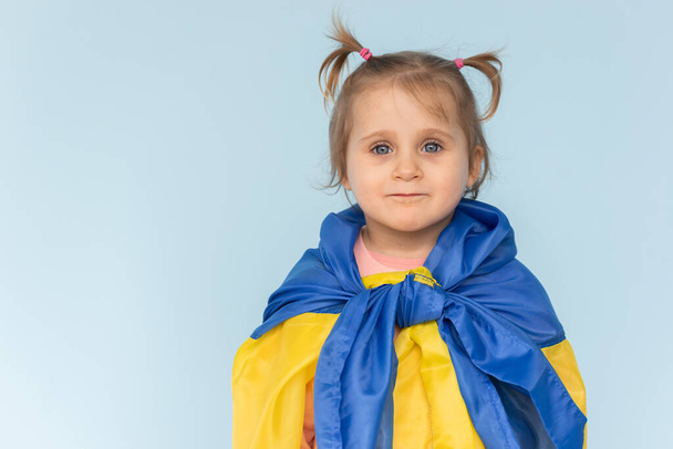 little girl with the flag of Ukraine - Foto, Imagen