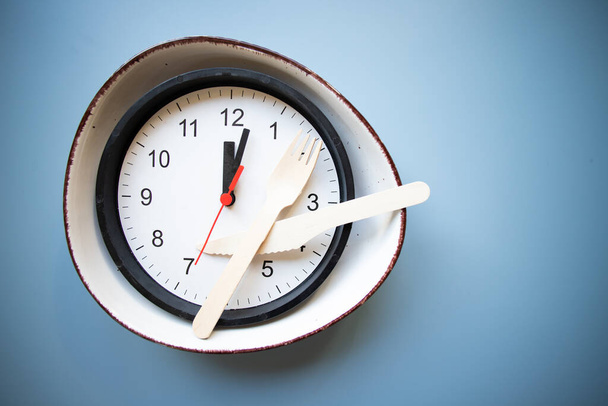 přerušovaný postní koncept prázdný talíř a hodiny - Fotografie, Obrázek