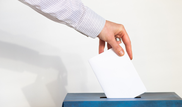hand putting her vote in a ballot - Φωτογραφία, εικόνα