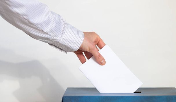 hand putting her vote in a ballot - Φωτογραφία, εικόνα