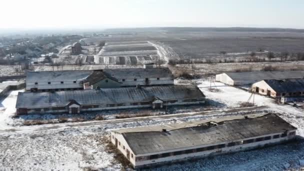 Luchtfoto over verlaten stallen van de failliete collectieve boerderij. Economische crisis, inefficiënt beheer of faillissement - Video
