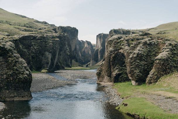 Beroemde Fjadrargljufur canyon in IJsland. Top toeristische bestemming. Zuid Oosten van IJsland, Europa - Foto, afbeelding