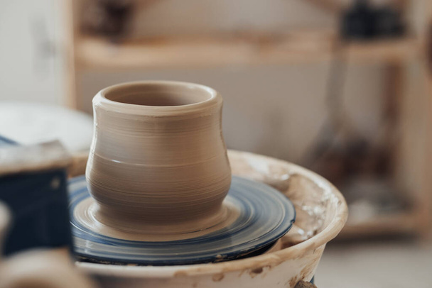 Close-up van Clay Pot op een aardewerk wiel in Keramische Studio - Foto, afbeelding