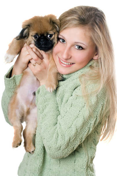 Rubia joven con un cachorro
 - Foto, Imagen