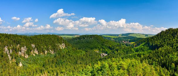 Teplicke Skaly, rock town in the Czech Republic, ορεινό τοπίο από την άποψη του βράχου, ηλιόλουστη μέρα. - Φωτογραφία, εικόνα