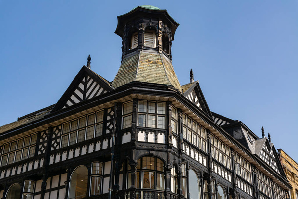 Внешний вид старого здания в английском городе. - Фото, изображение