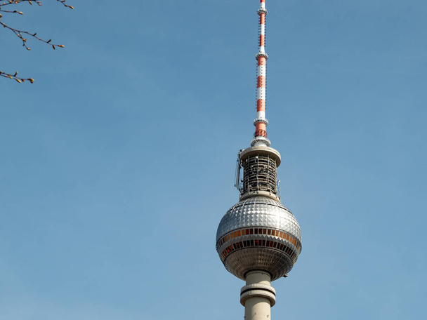 Berlin mit berühmtem Fernsehturm am Alexanderplatz - Foto, Bild