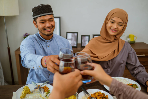 muslim cheering their glass celebrating eid mubarak together - Fotoğraf, Görsel