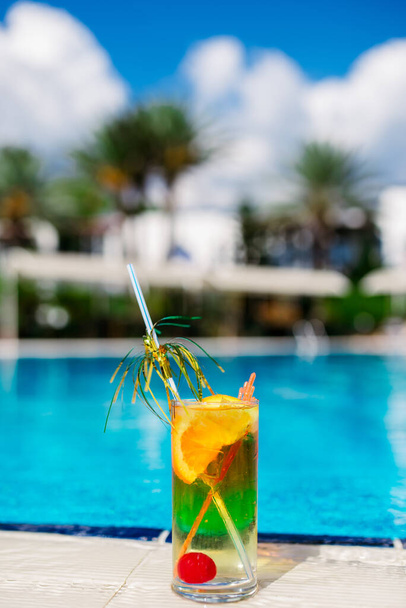 Cocktail against the blue of the pool. - Fotografie, Obrázek