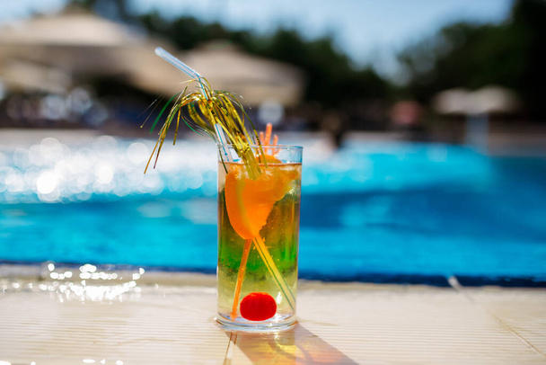 Cocktail against the blue of the pool. - Foto, Imagen